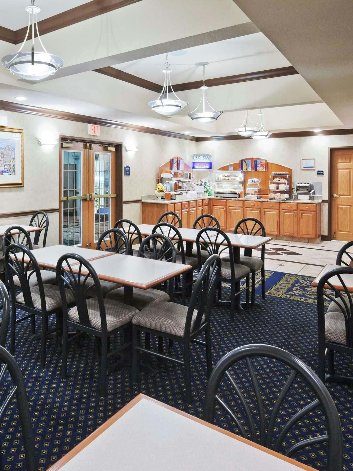 Hotel Holiday Inn Express Hotel & Suites Jenks photo 5