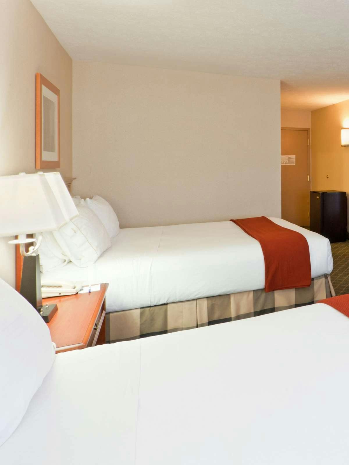 Hotel Holiday Inn Express Hotel & Suites Kent State photo 1