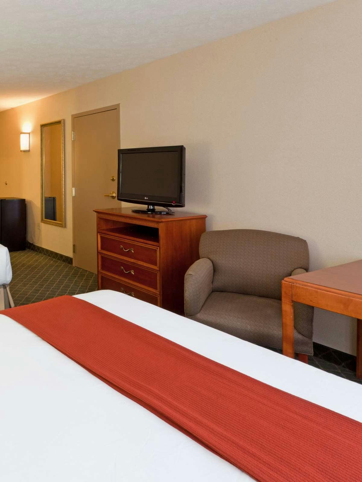 Hotel Holiday Inn Express Hotel & Suites Kent State photo 2