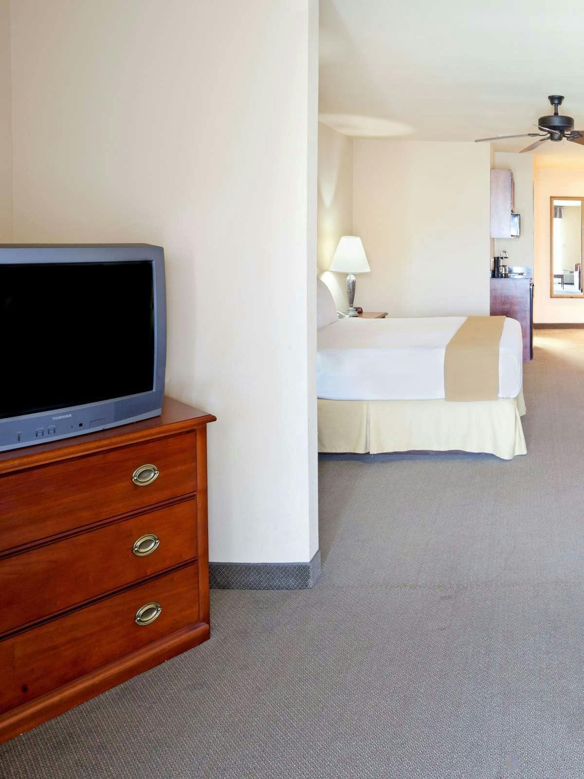 Hotel Holiday Inn Express Hotel & Suites Kerrville photo 2