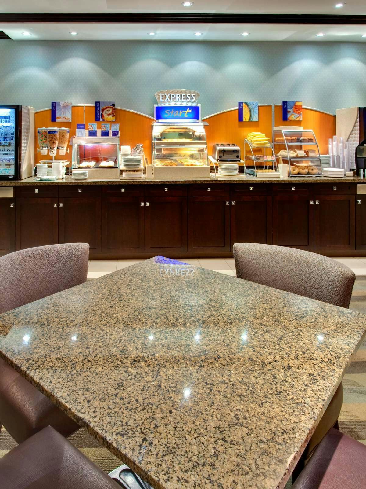 Hotel Holiday Inn Express Hotel & Suites Kingston photo 5