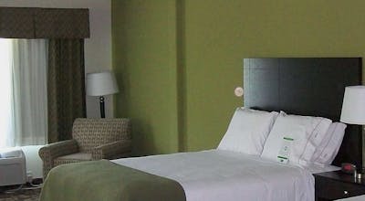 Holiday Inn Express Hotel & Suites Kansas City Sport Complex