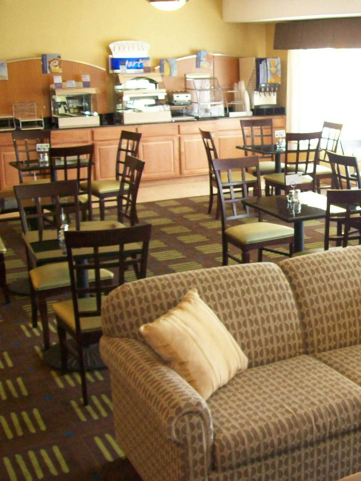 Hotel Holiday Inn Express Hotel & Suites Kansas City Sport Complex photo 3