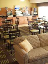 Hotel Holiday Inn Express Hotel & Suites Kansas City Sport Complex photo 3