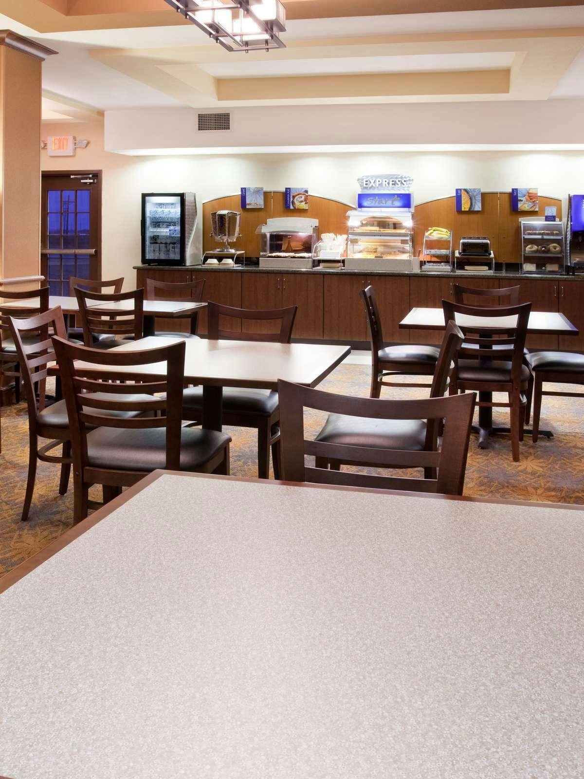 Hotel Holiday Inn Express Hotel & Suites Lamar photo 5