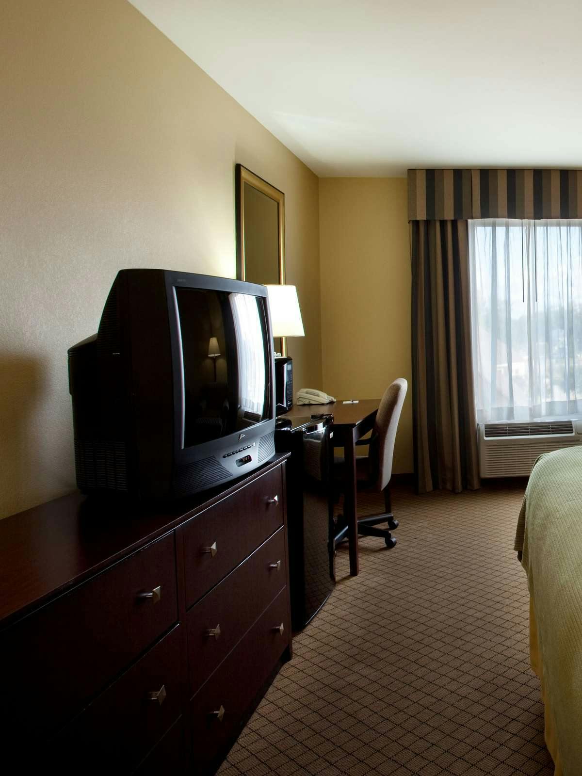 Hotel Holiday Inn Express Hotel & Suites Lafayette photo 2