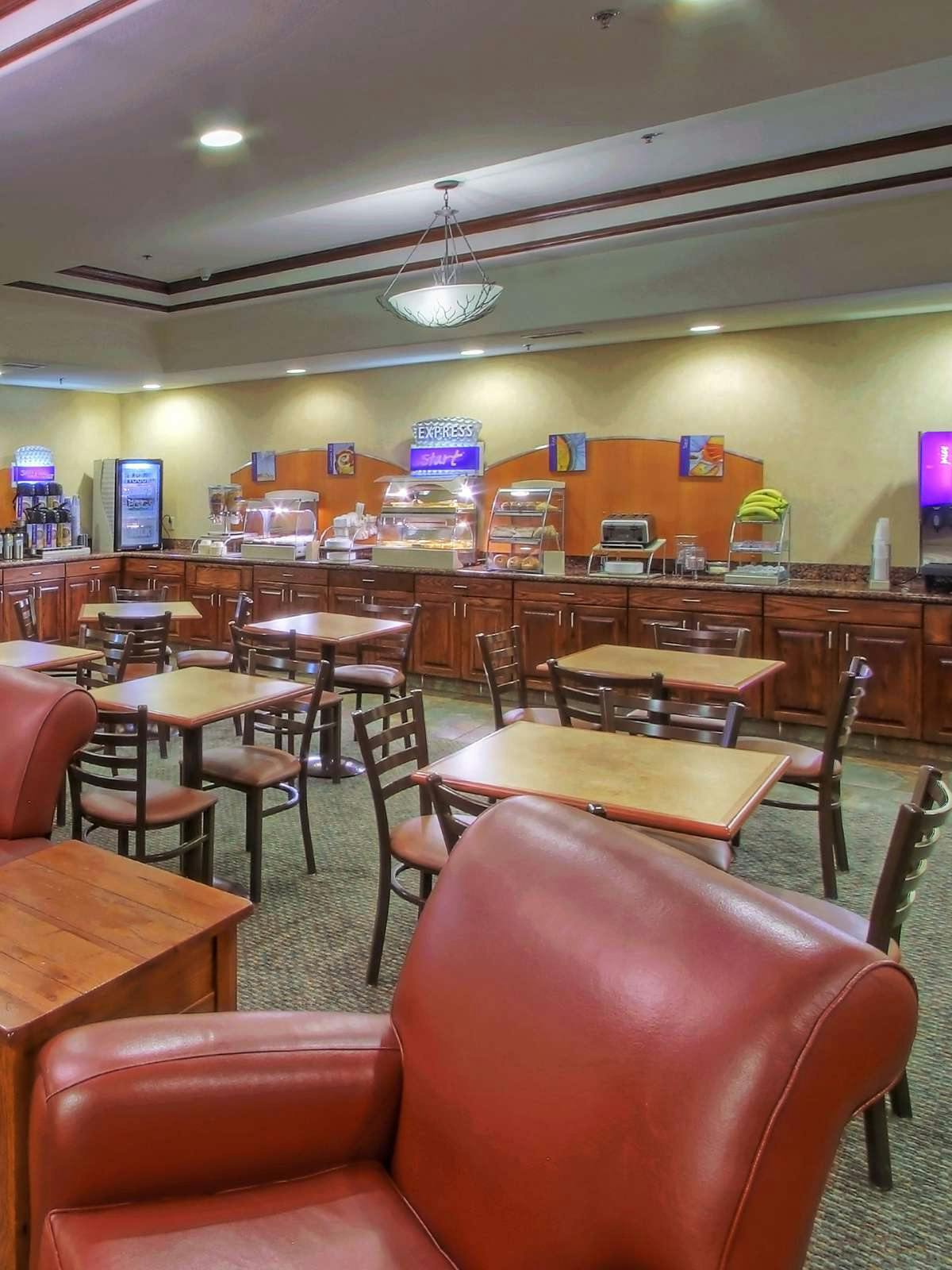 Hotel Holiday Inn Express Hotel & Suites Las Vegas photo 5