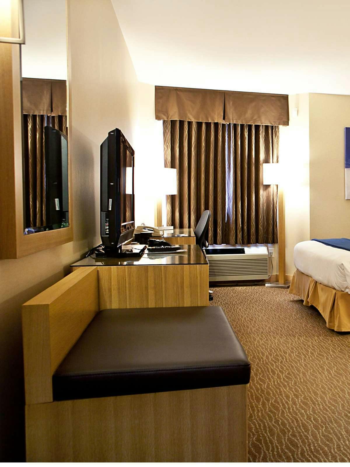 Hotel Holiday Inn Express Hotel & Suites Langley photo 2