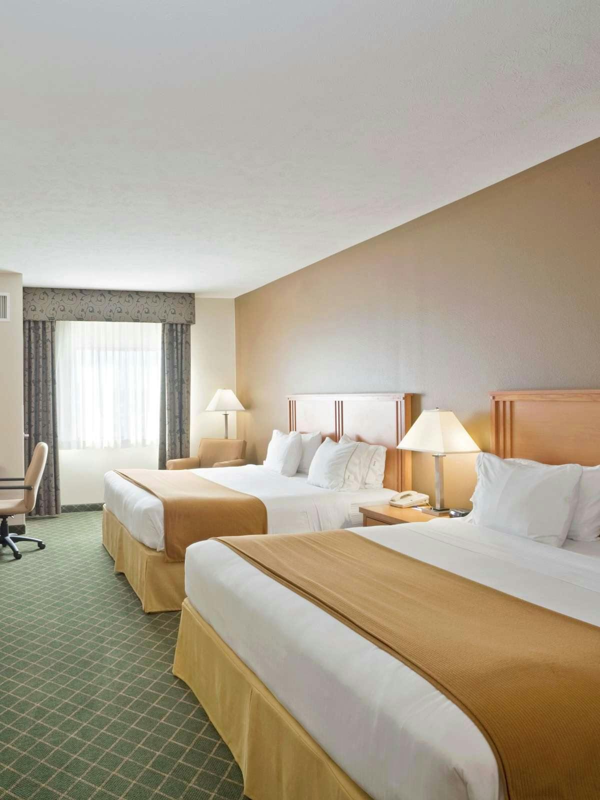 Hotel Holiday Inn Express Hotel & Suites Lincoln South photo 1