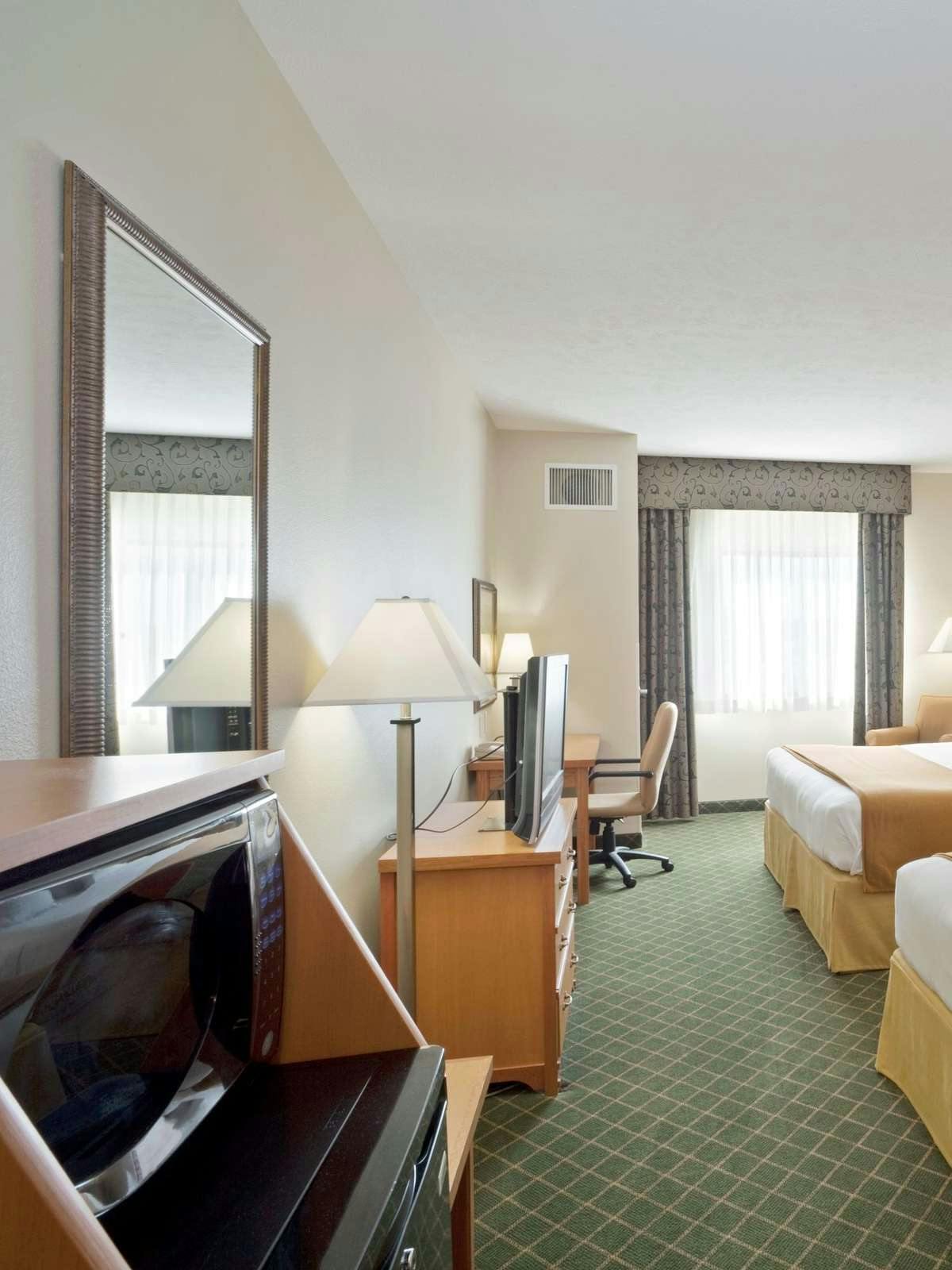 Hotel Holiday Inn Express Hotel & Suites Lincoln South photo 2