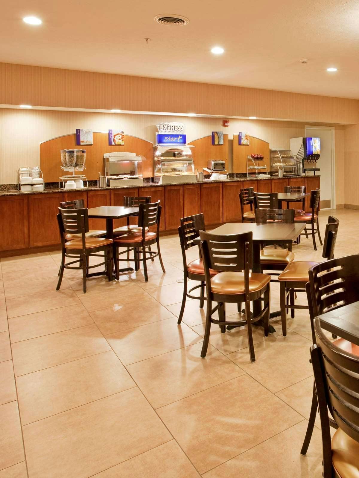 Hotel Holiday Inn Express Hotel & Suites Lincoln Airport photo 5