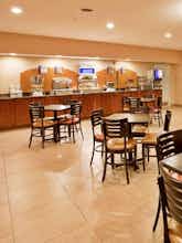 Hotel Holiday Inn Express Hotel & Suites Lincoln Airport photo 5