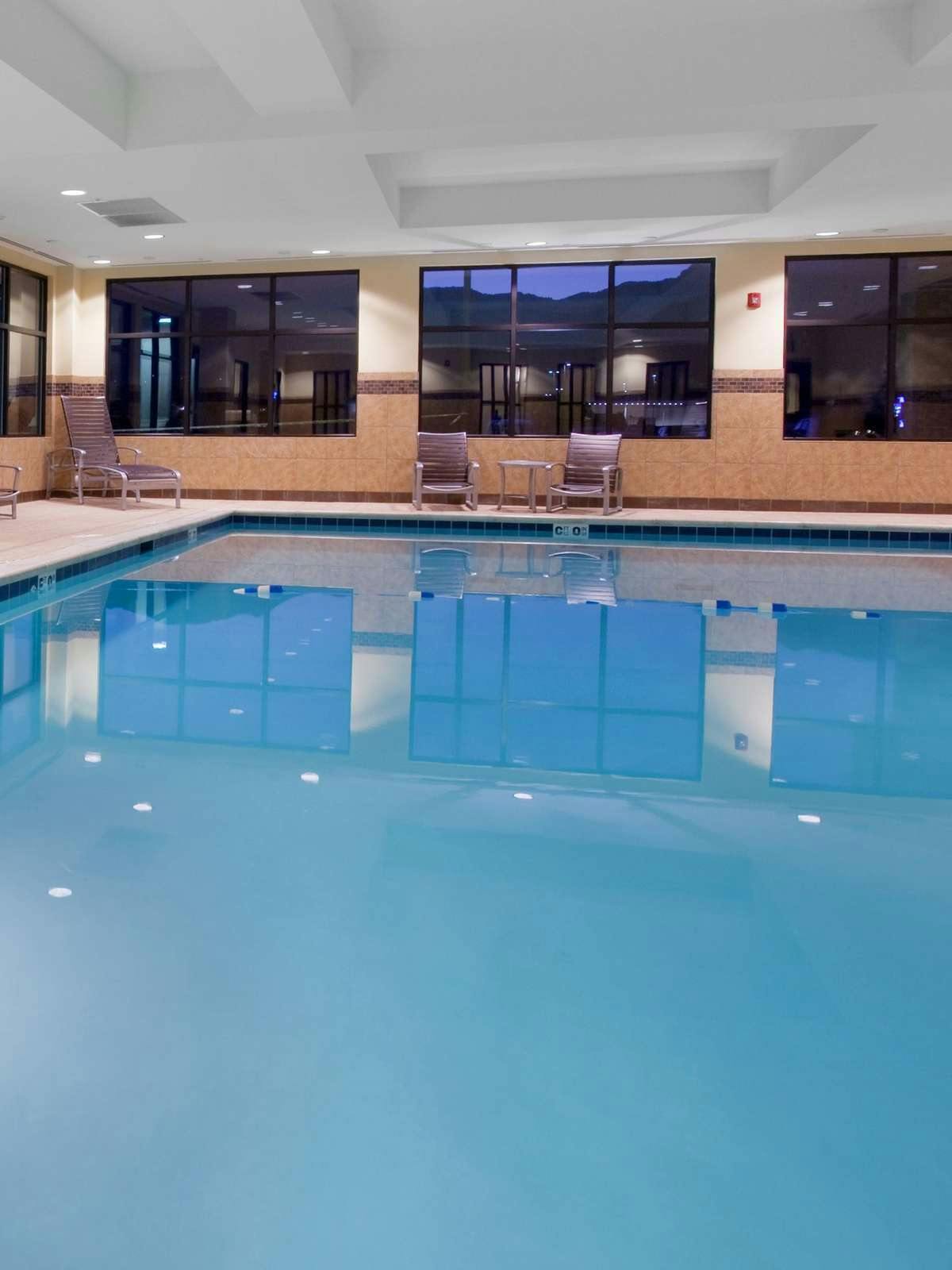 Hotel Holiday Inn Express Hotel & Suites Logan photo 5