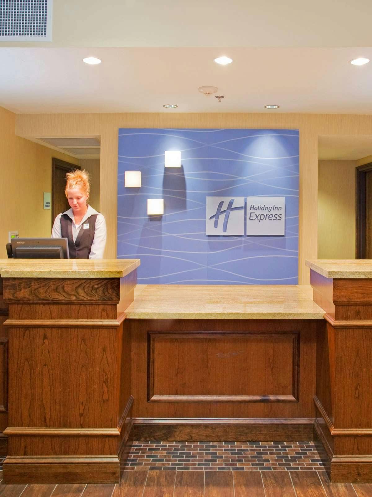 Hotel Holiday Inn Express Hotel & Suites Logan photo 3
