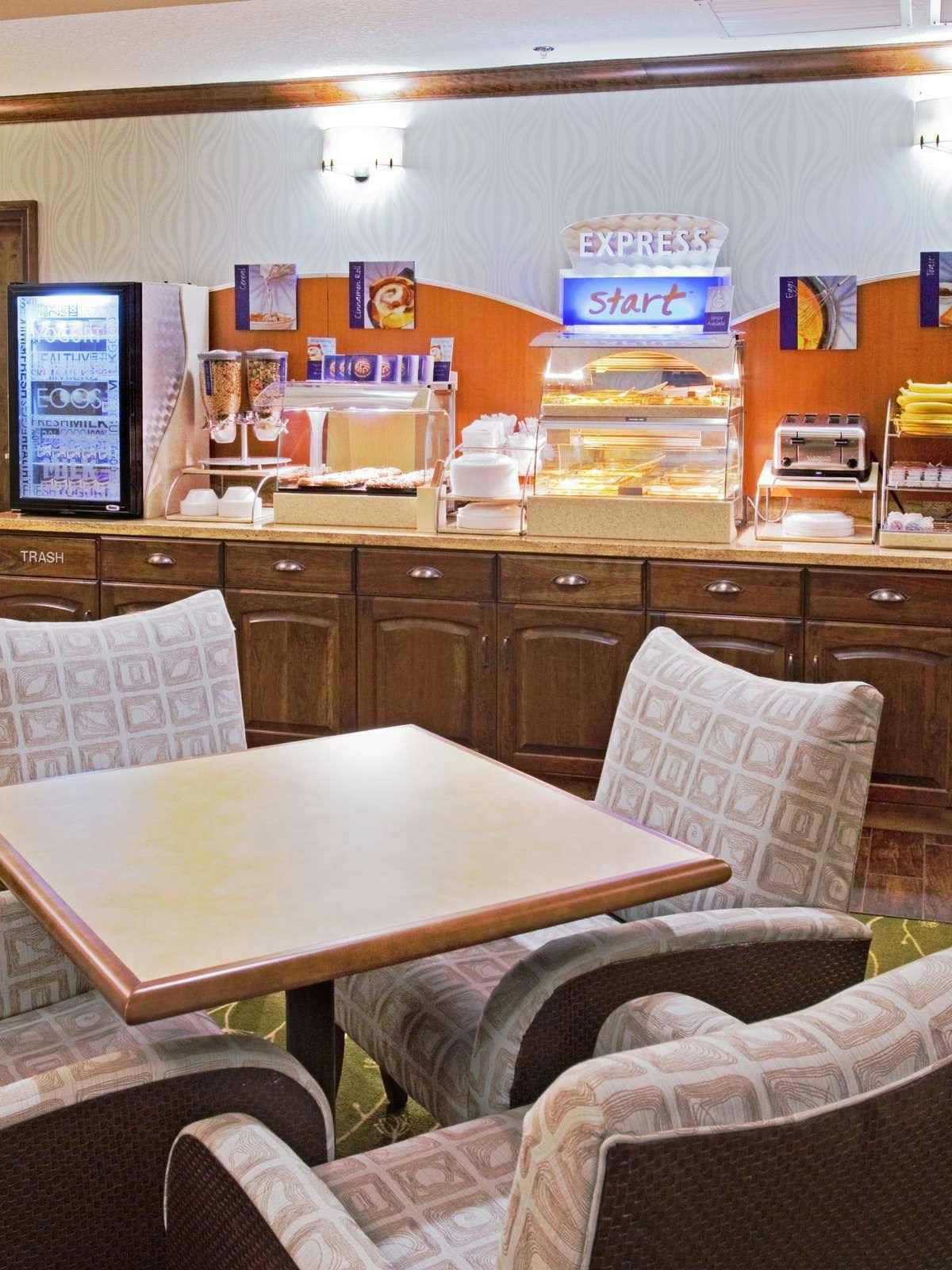 Hotel Holiday Inn Express Hotel & Suites Logan photo 4