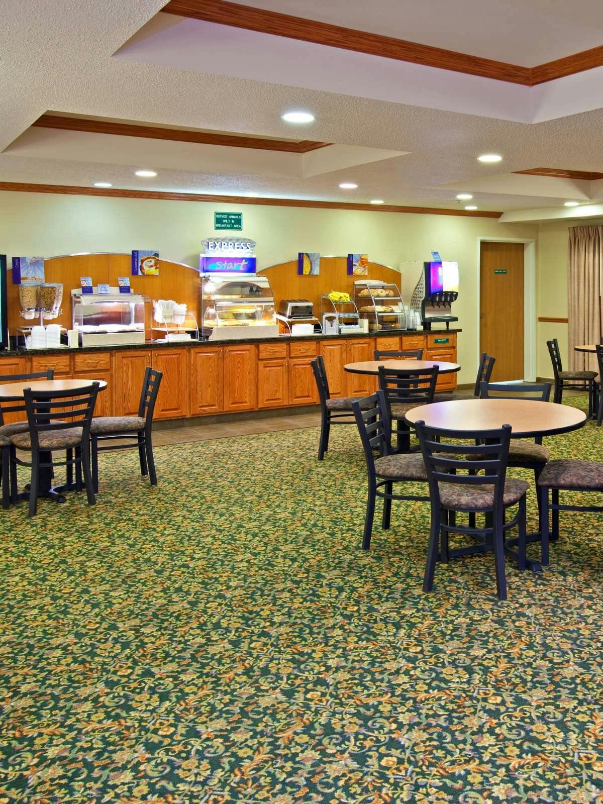 Hotel Holiday Inn Express Hotel & Suites Logan photo 5