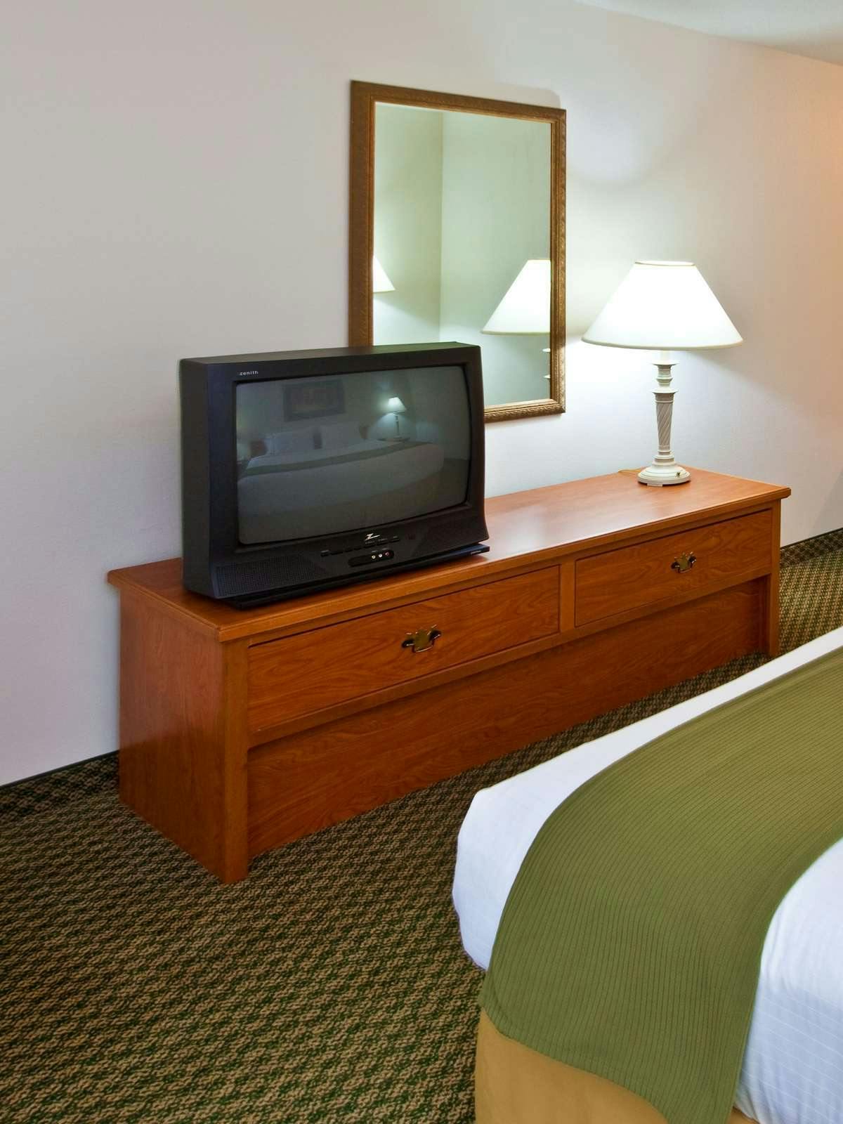 Hotel Holiday Inn Express Hotel & Suites Logan photo 2