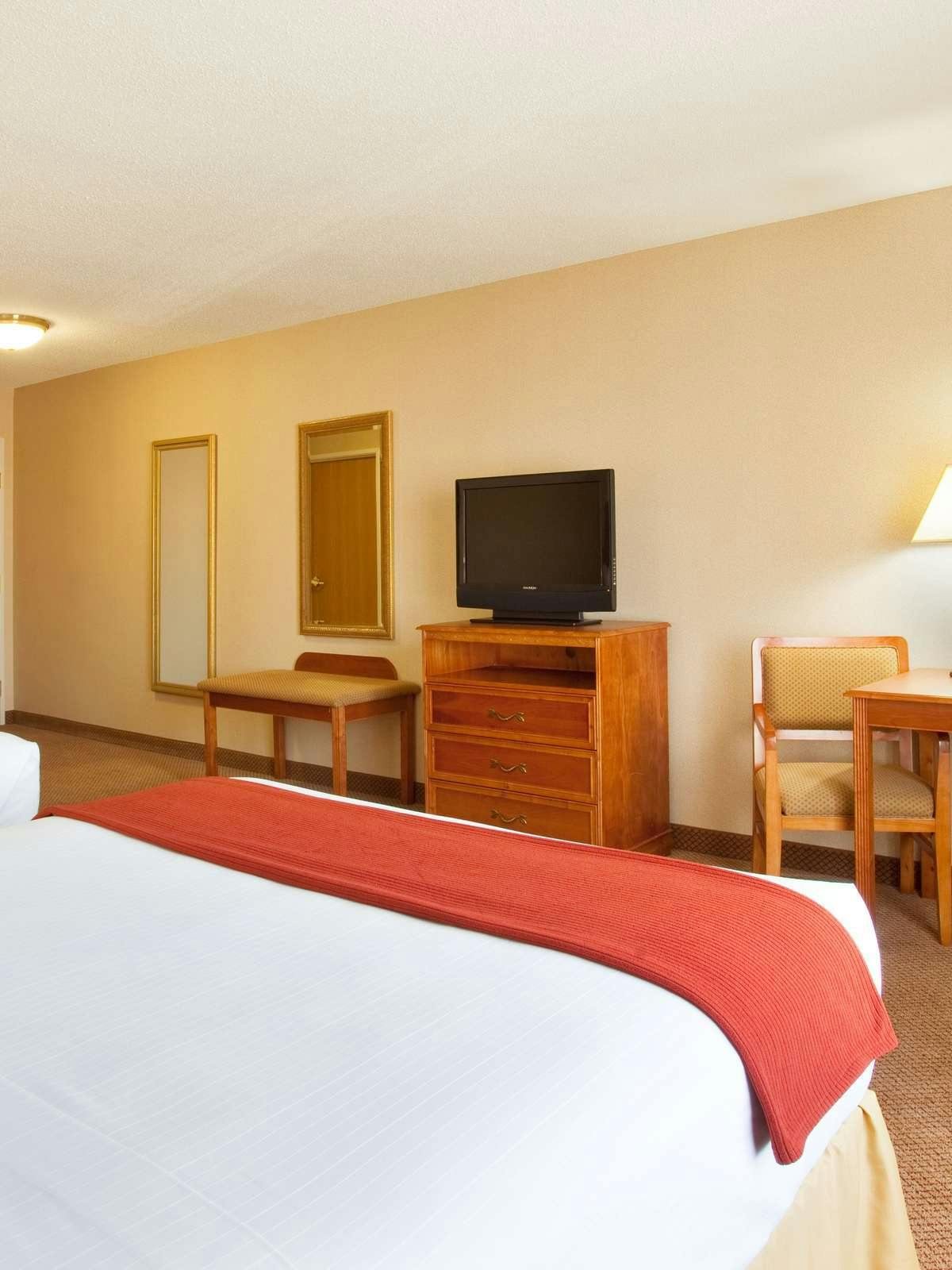Hotel Holiday Inn Express Hotel & Suites Logansport photo 2