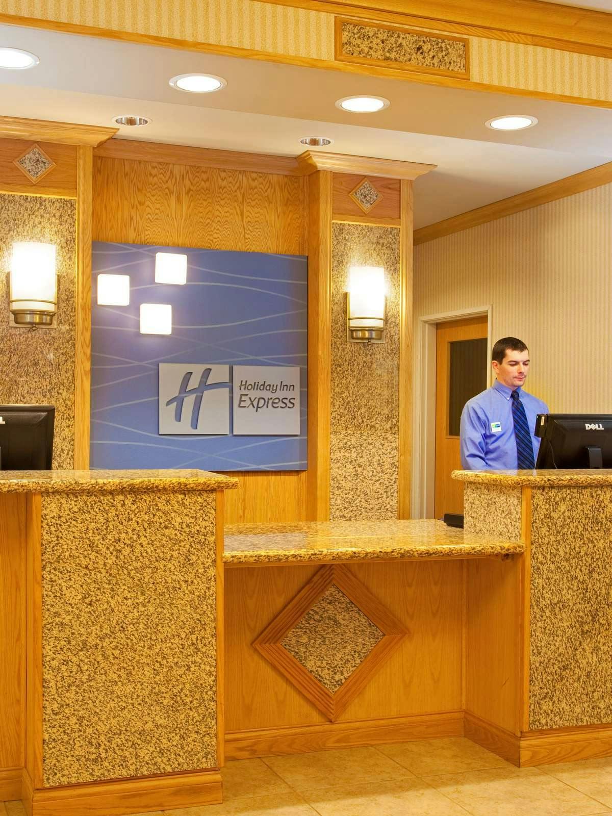 Hotel Holiday Inn Express Hotel & Suites Logansport photo 3