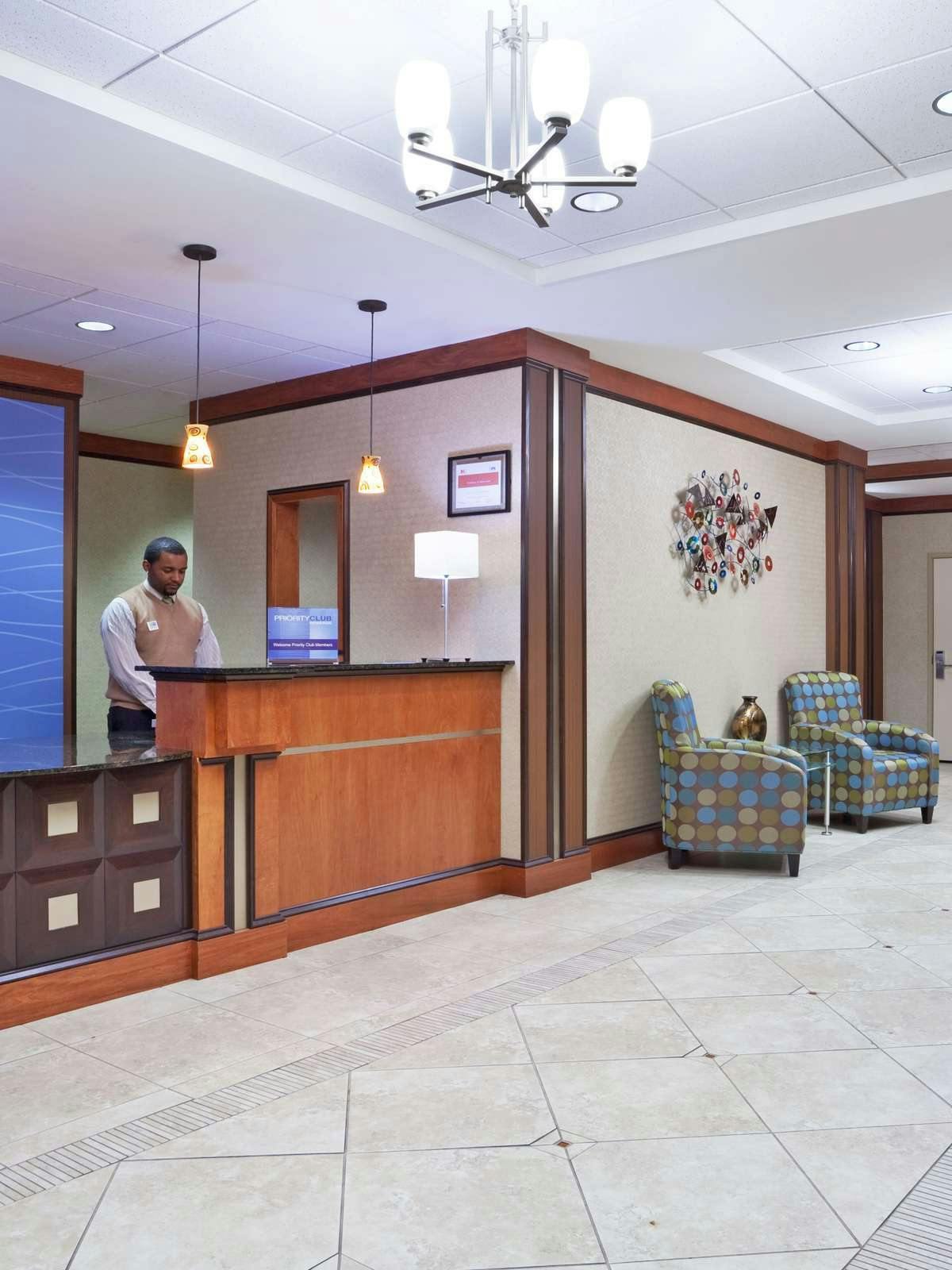 Hotel Holiday Inn Express Hotel & Suites Mason photo 3