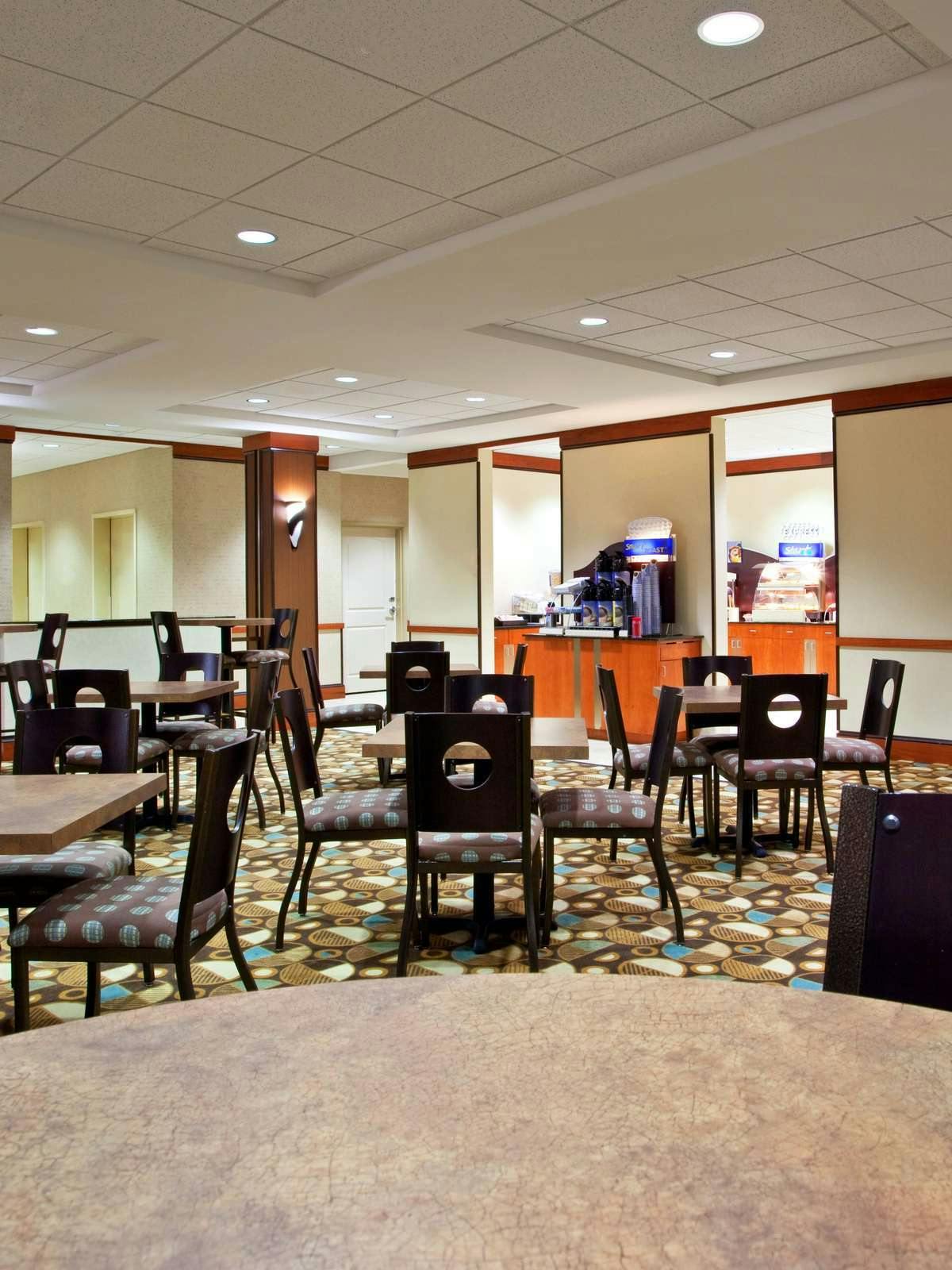 Hotel Holiday Inn Express Hotel & Suites Mason photo 5