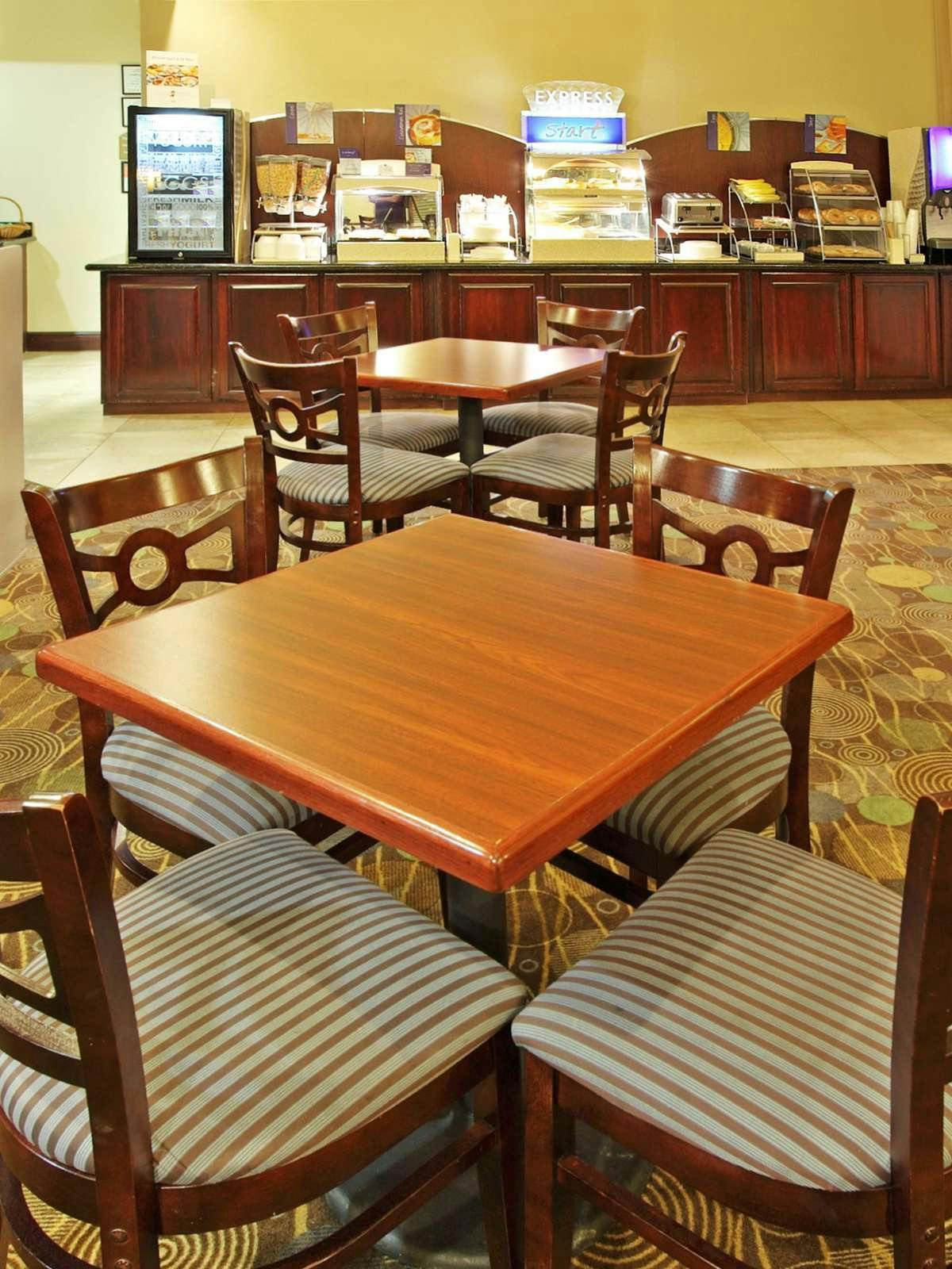 Hotel Holiday Inn Express Hotel & Suites Marshall photo 5