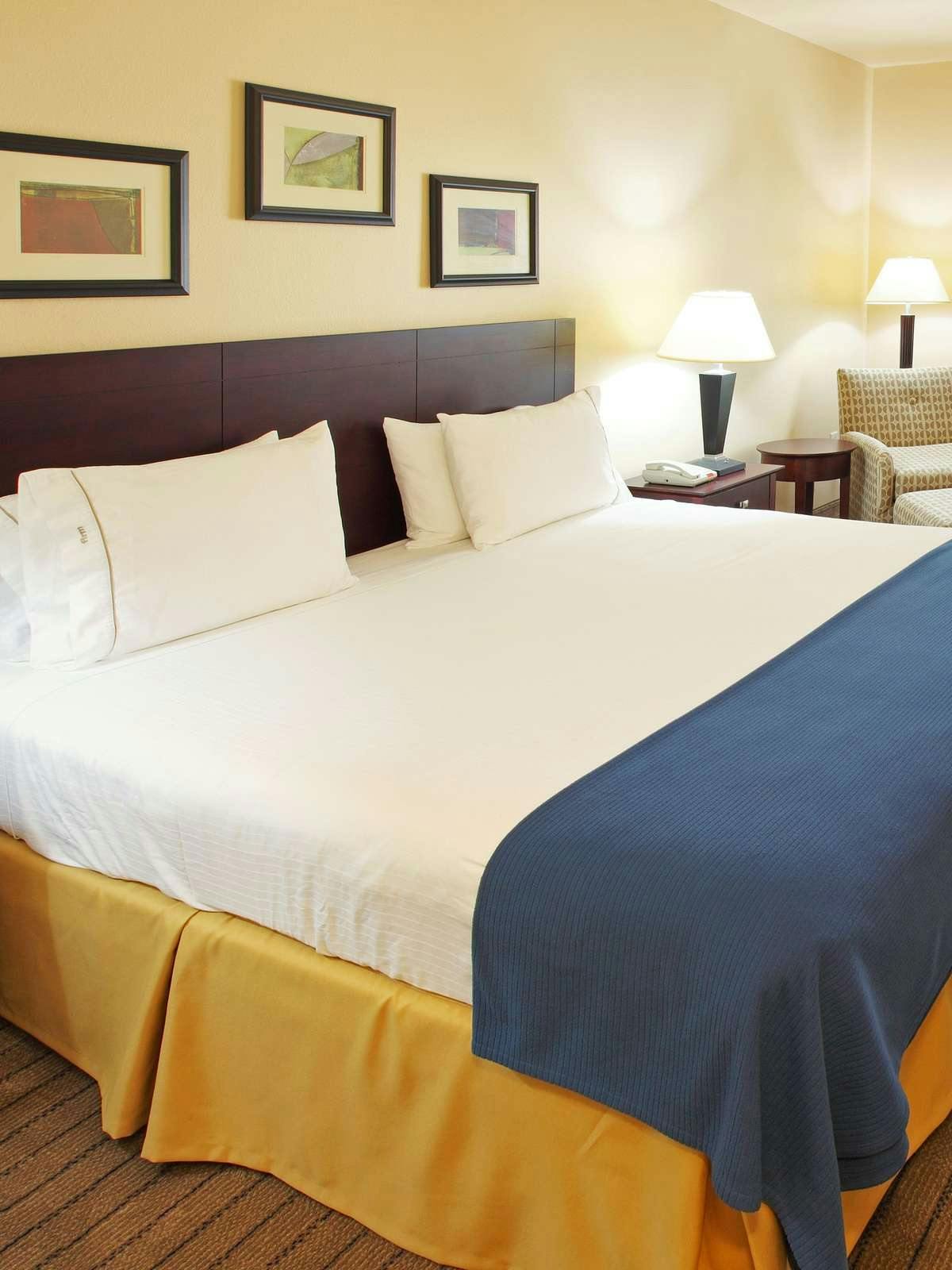 Hotel Holiday Inn Express Hotel & Suites Marshall photo 1