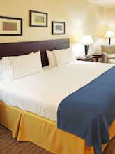 Hotel Holiday Inn Express Hotel & Suites Marshall photo 1