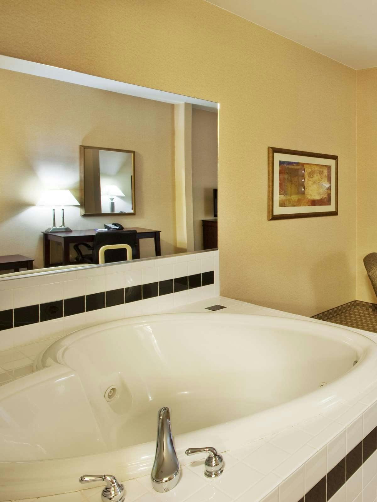 Hotel Holiday Inn Express Hotel & Suites McDonough photo 4