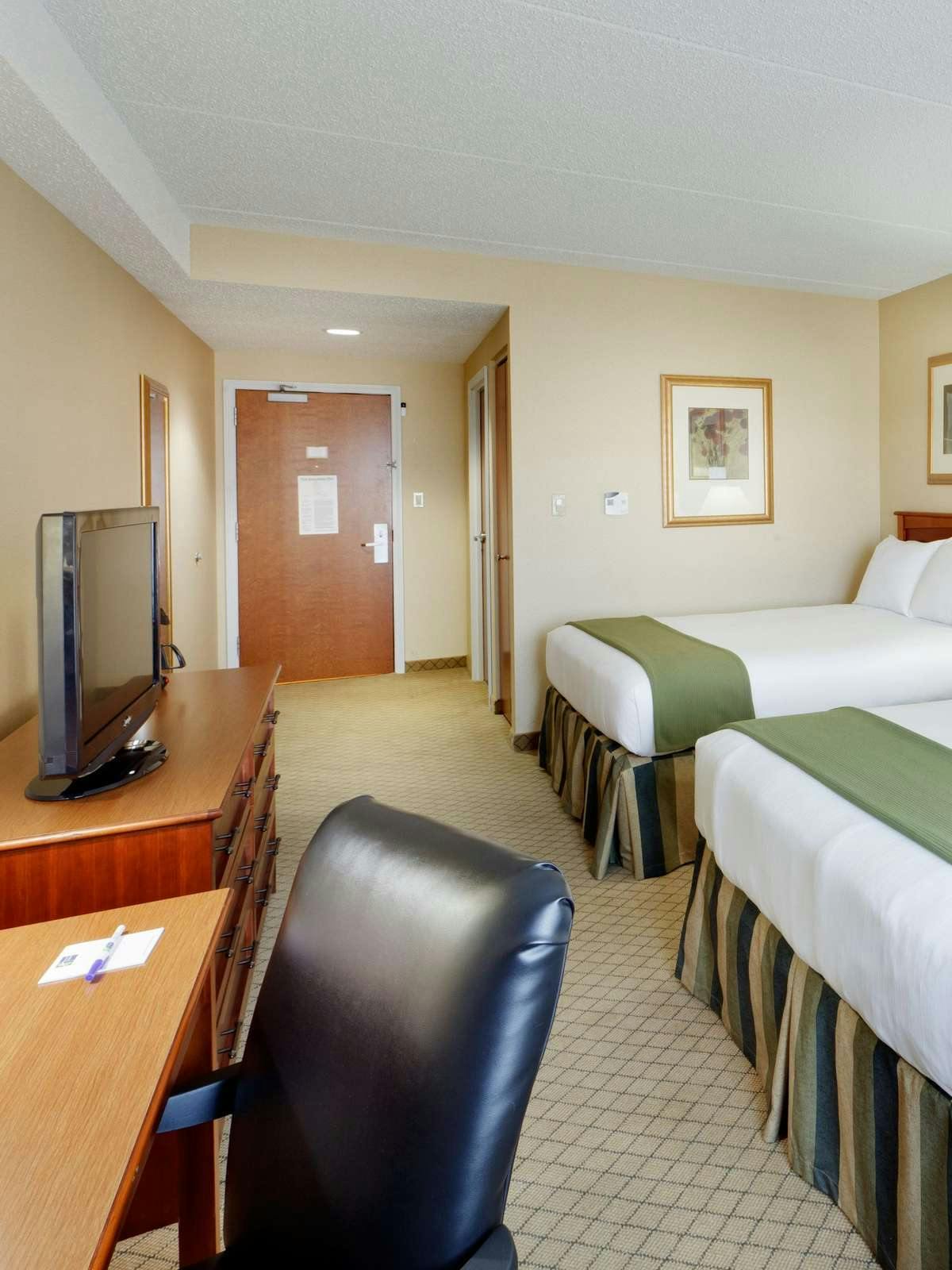 Hotel Holiday Inn Express Hotel & Suites Long Island East End photo 2