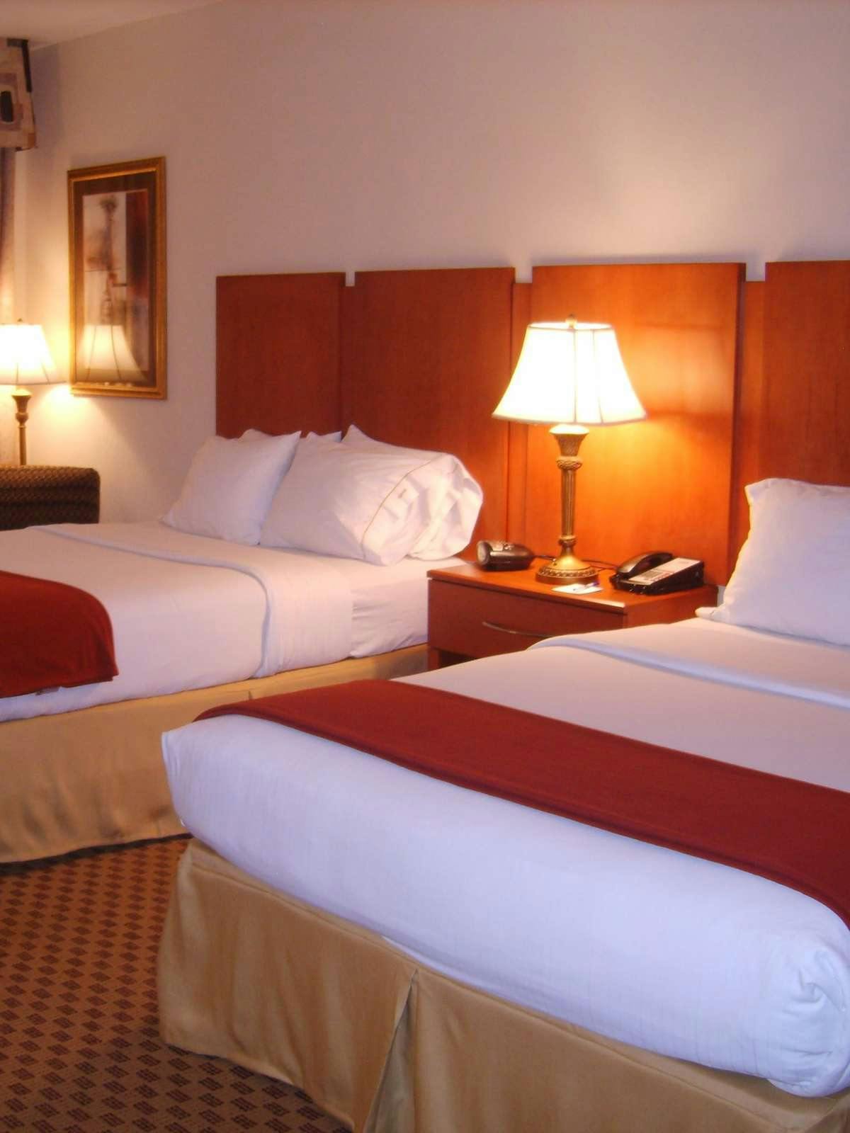 Hotel Holiday Inn Express Hotel & Suites Midland photo 2