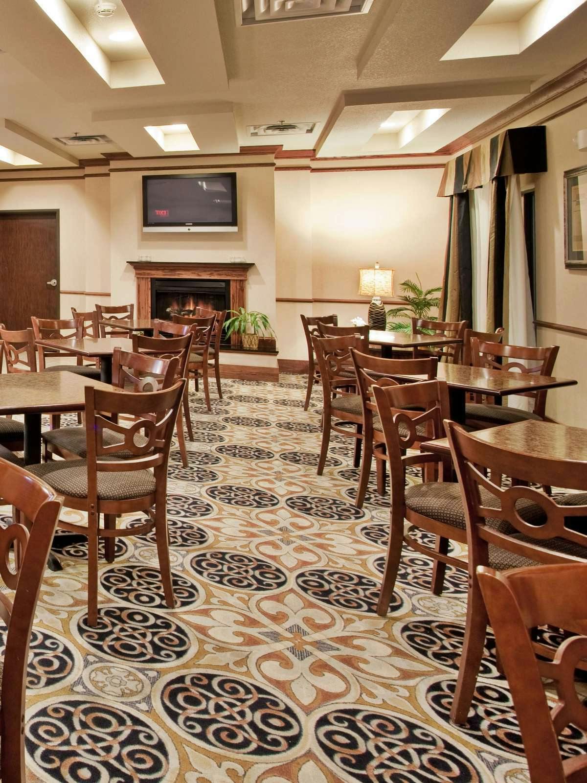 Hotel Holiday Inn Express Hotel & Suites Mcpherson photo 5