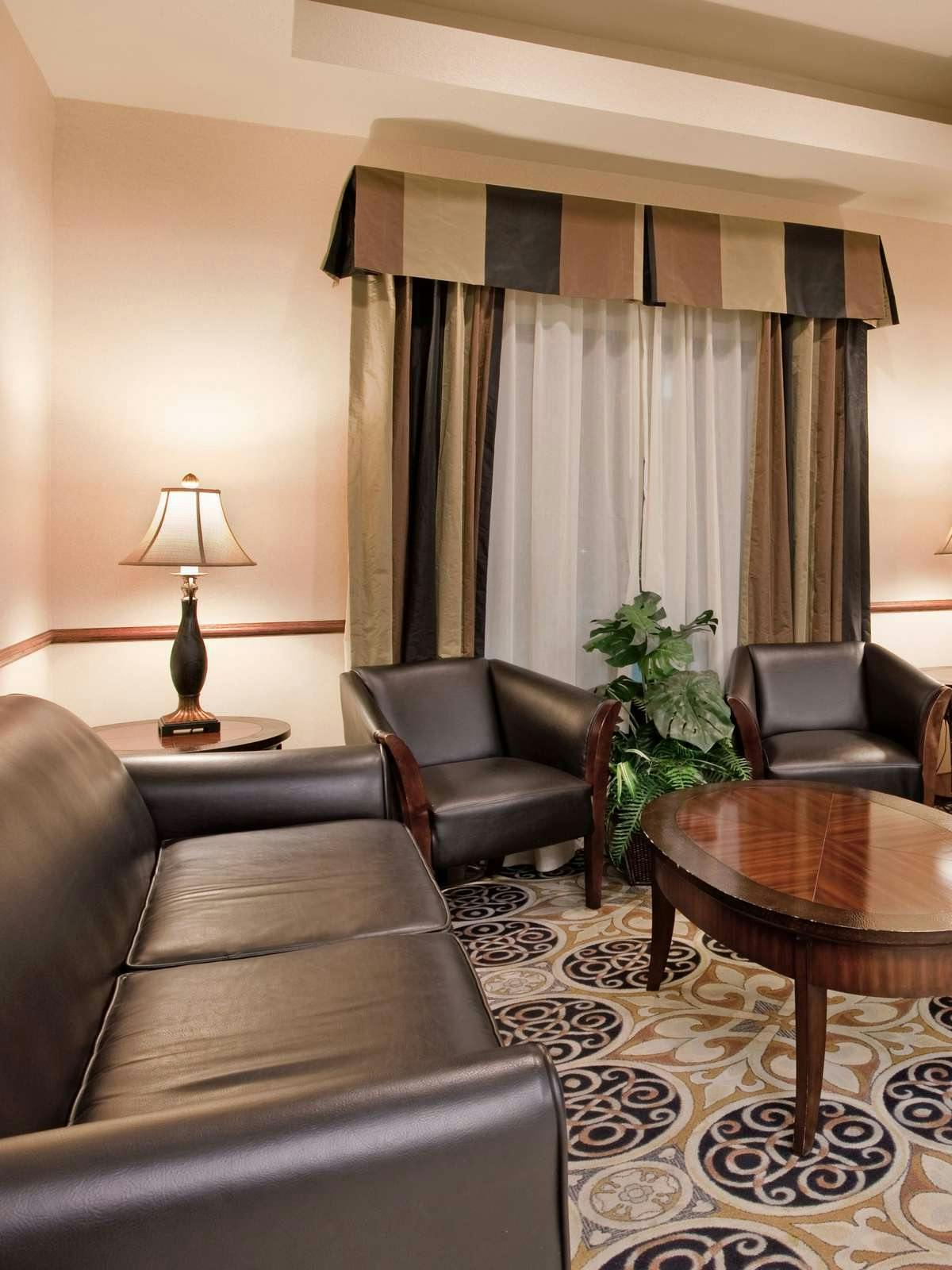 Hotel Holiday Inn Express Hotel & Suites Mcpherson photo 3