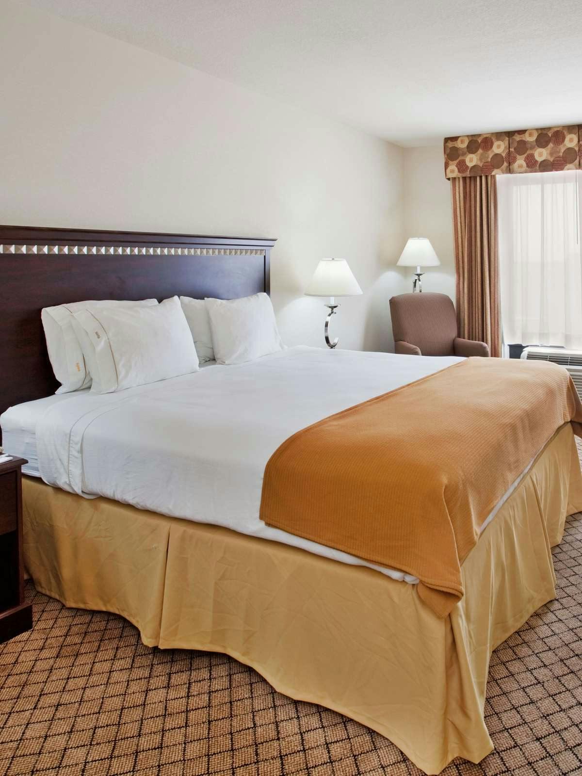 Hotel Holiday Inn Express Hotel & Suites Mcpherson photo 1