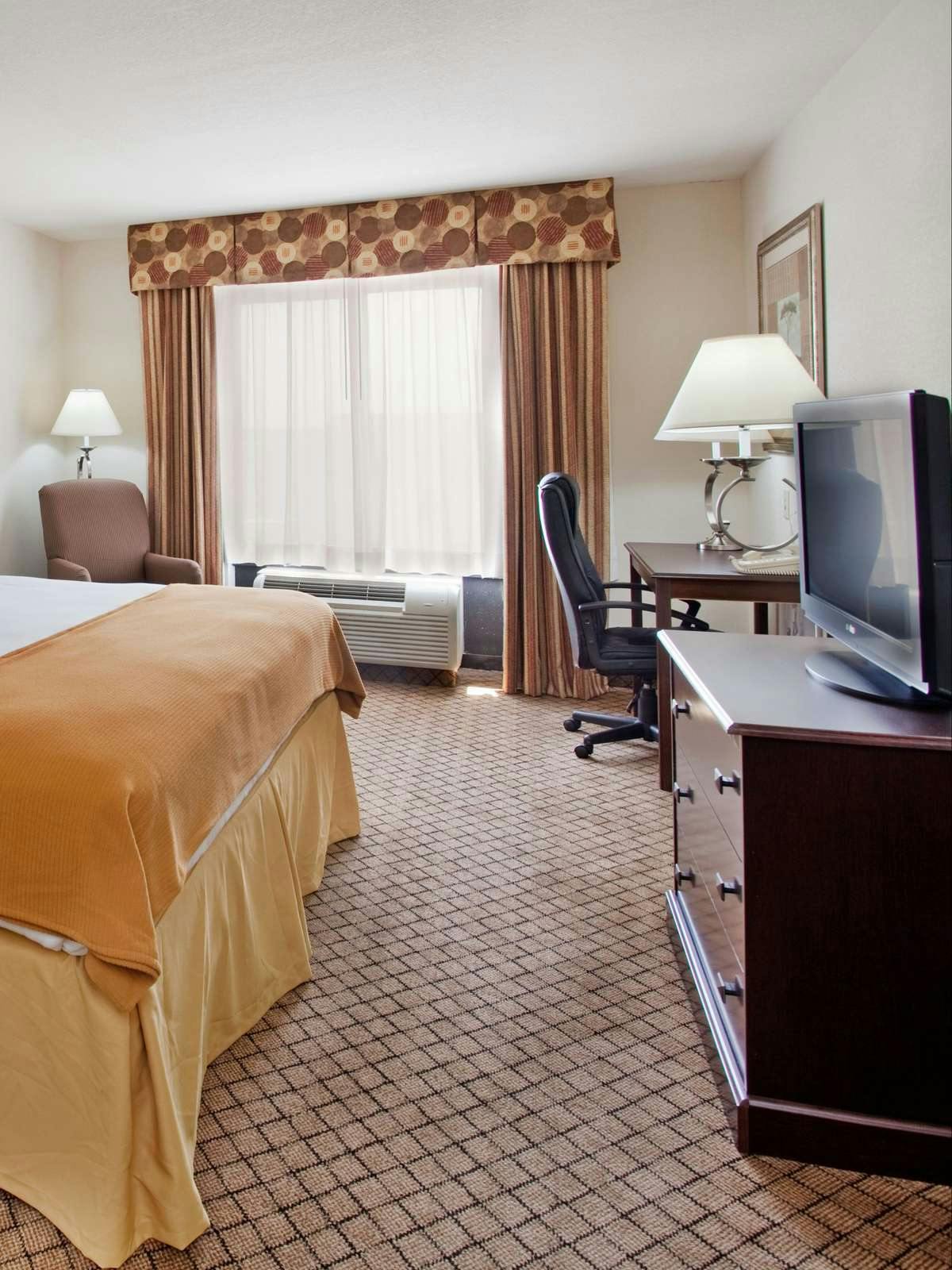 Hotel Holiday Inn Express Hotel & Suites Mcpherson photo 2