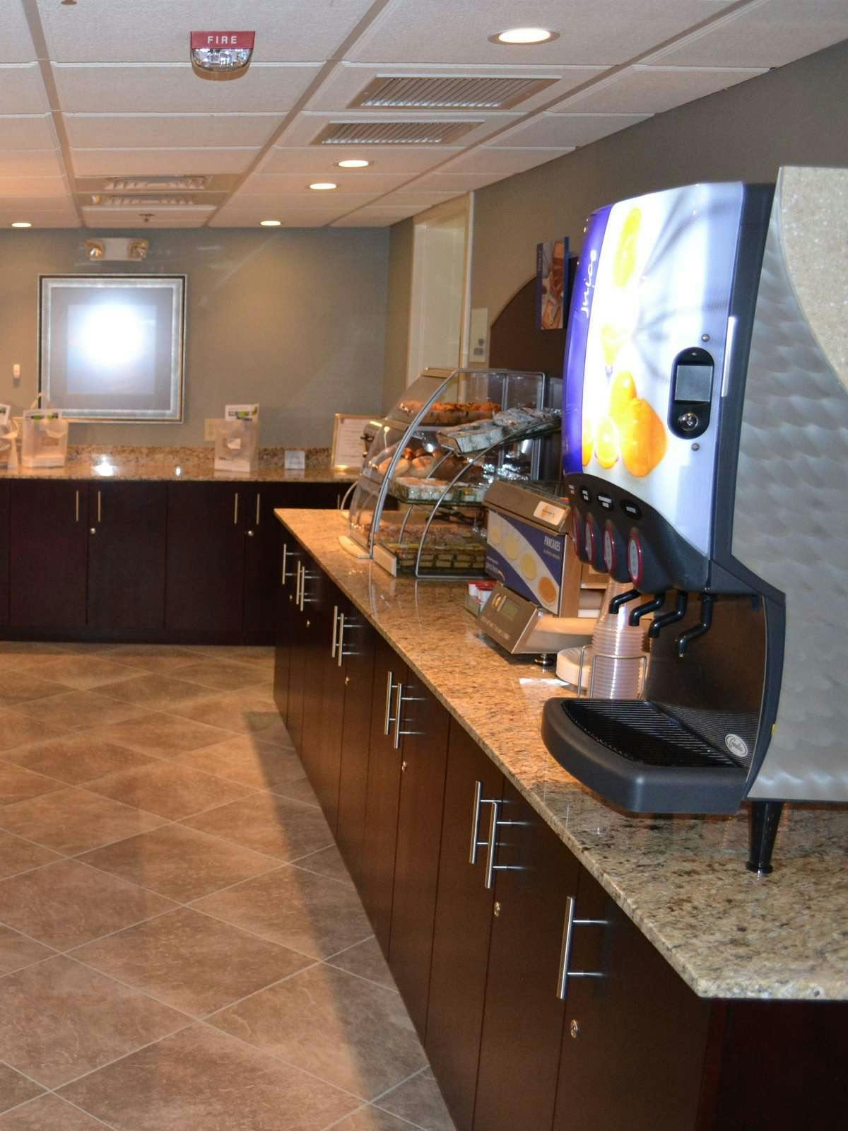 Hotel Holiday Inn Express Hotel & Suites Merrimack photo 4