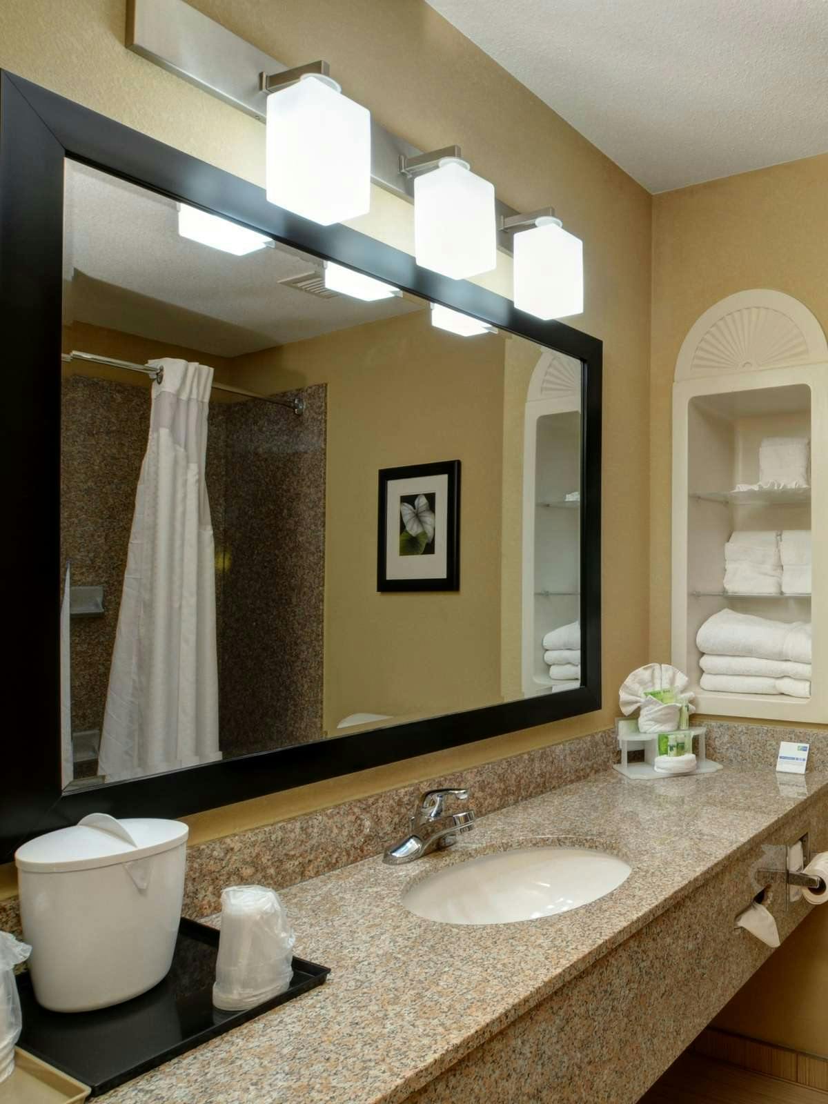 Hotel Holiday Inn Express Hotel & Suites Midwest City photo 2