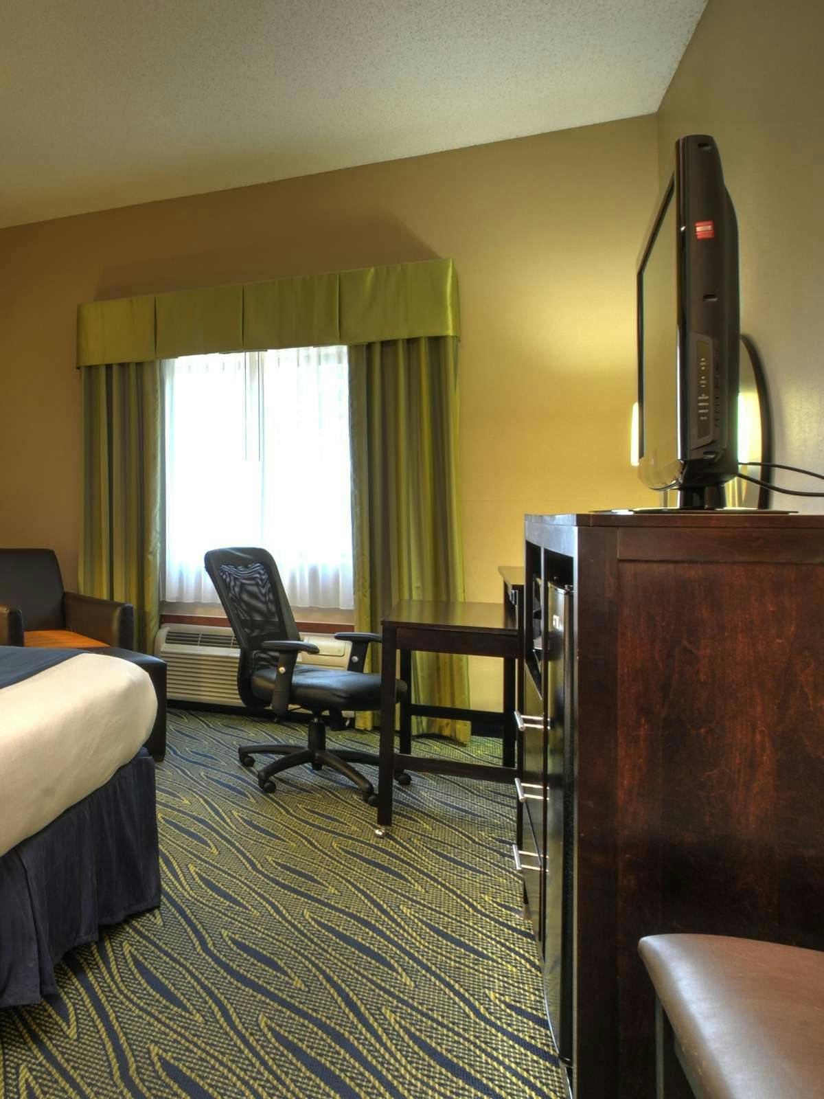 Hotel Holiday Inn Express Hotel & Suites Midwest City photo 3