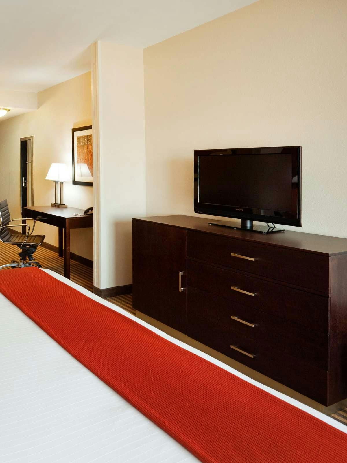 Hotel Holiday Inn Express Hotel & Suites Matthews photo 2