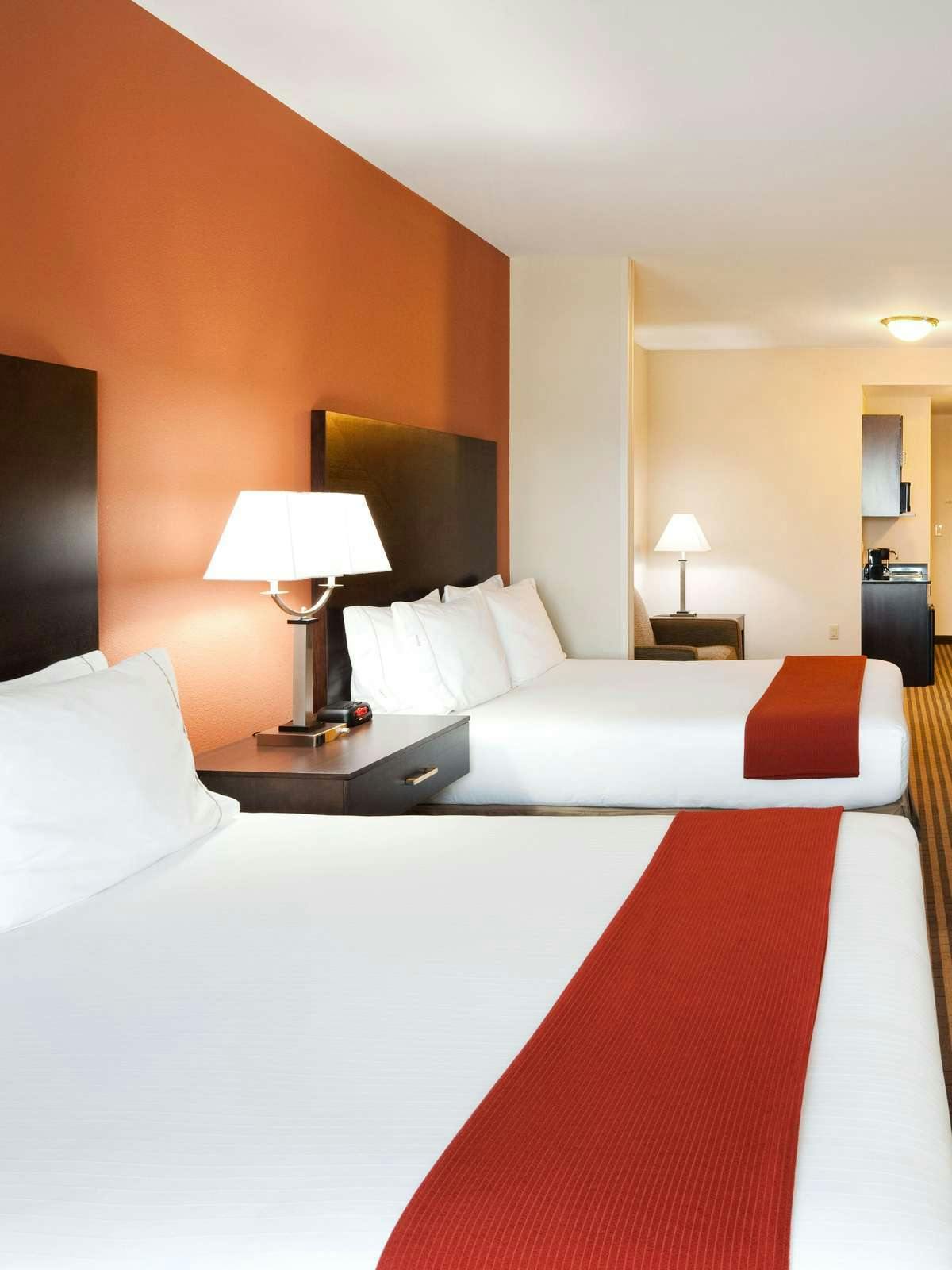 Hotel Holiday Inn Express Hotel & Suites Matthews photo 1