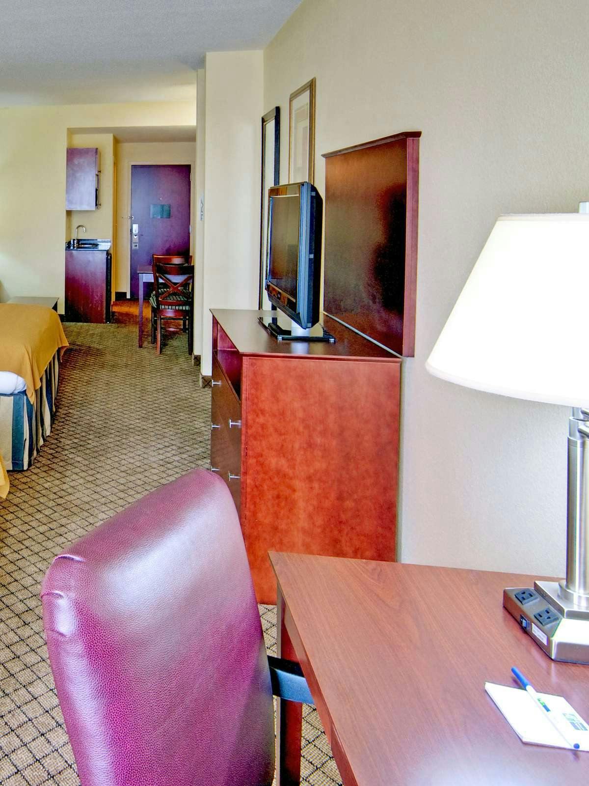 Hotel Holiday Inn Express Hotel & Suites Millington photo 2