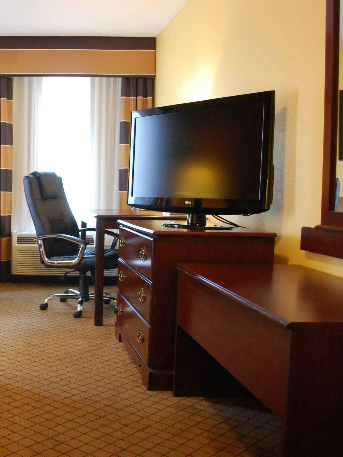 Hotel Holiday Inn Express Hotel & Suites Milton East I 10 photo 2