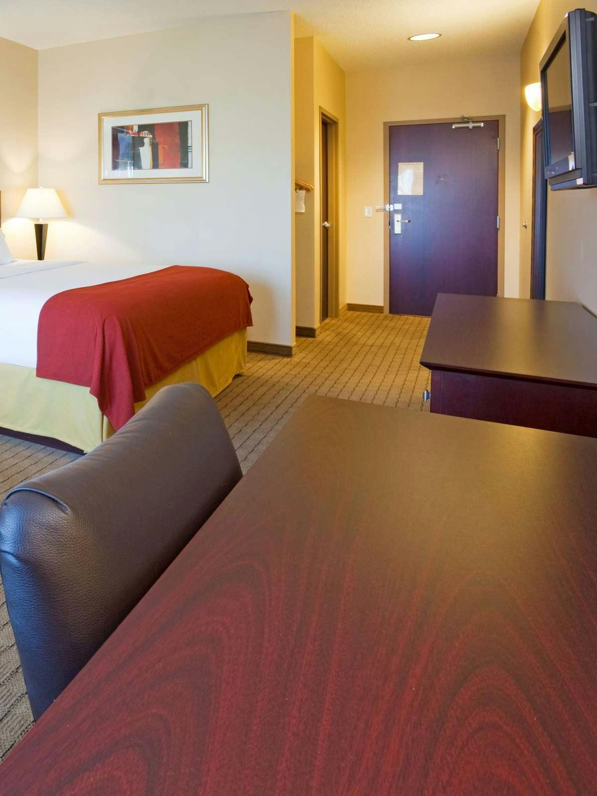 Hotel Holiday Inn Express Hotel & Suites Minot South photo 2