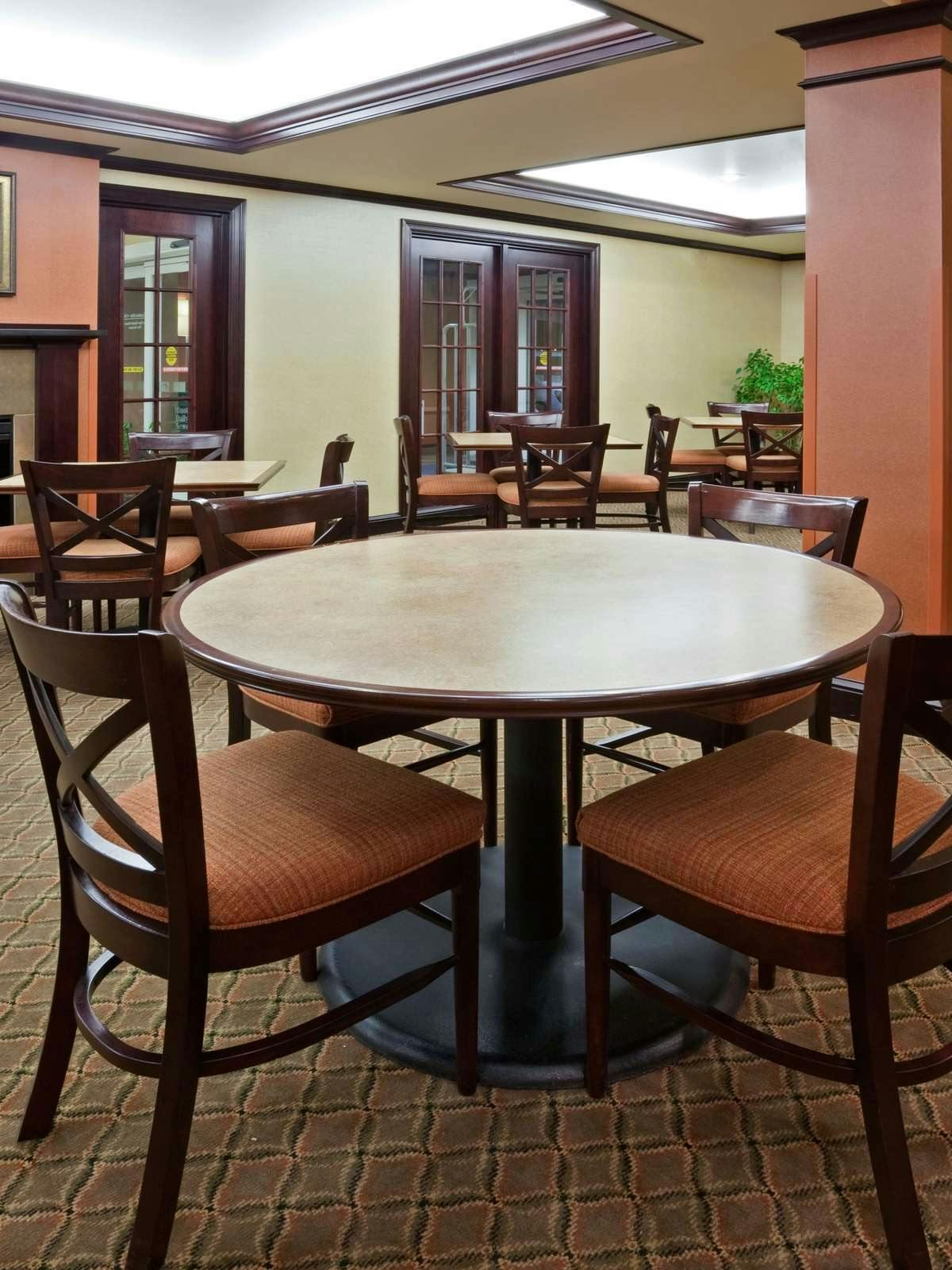 Hotel Holiday Inn Express Hotel & Suites Minot South photo 4