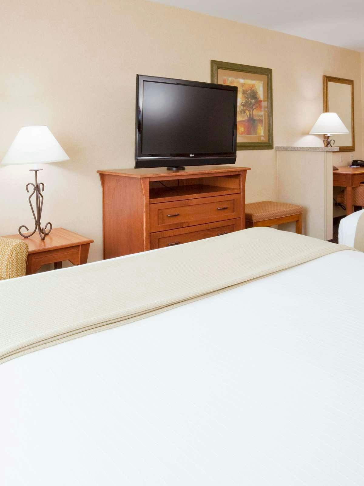 Hotel Holiday Inn Express Hotel & Suites Mitchell photo 2