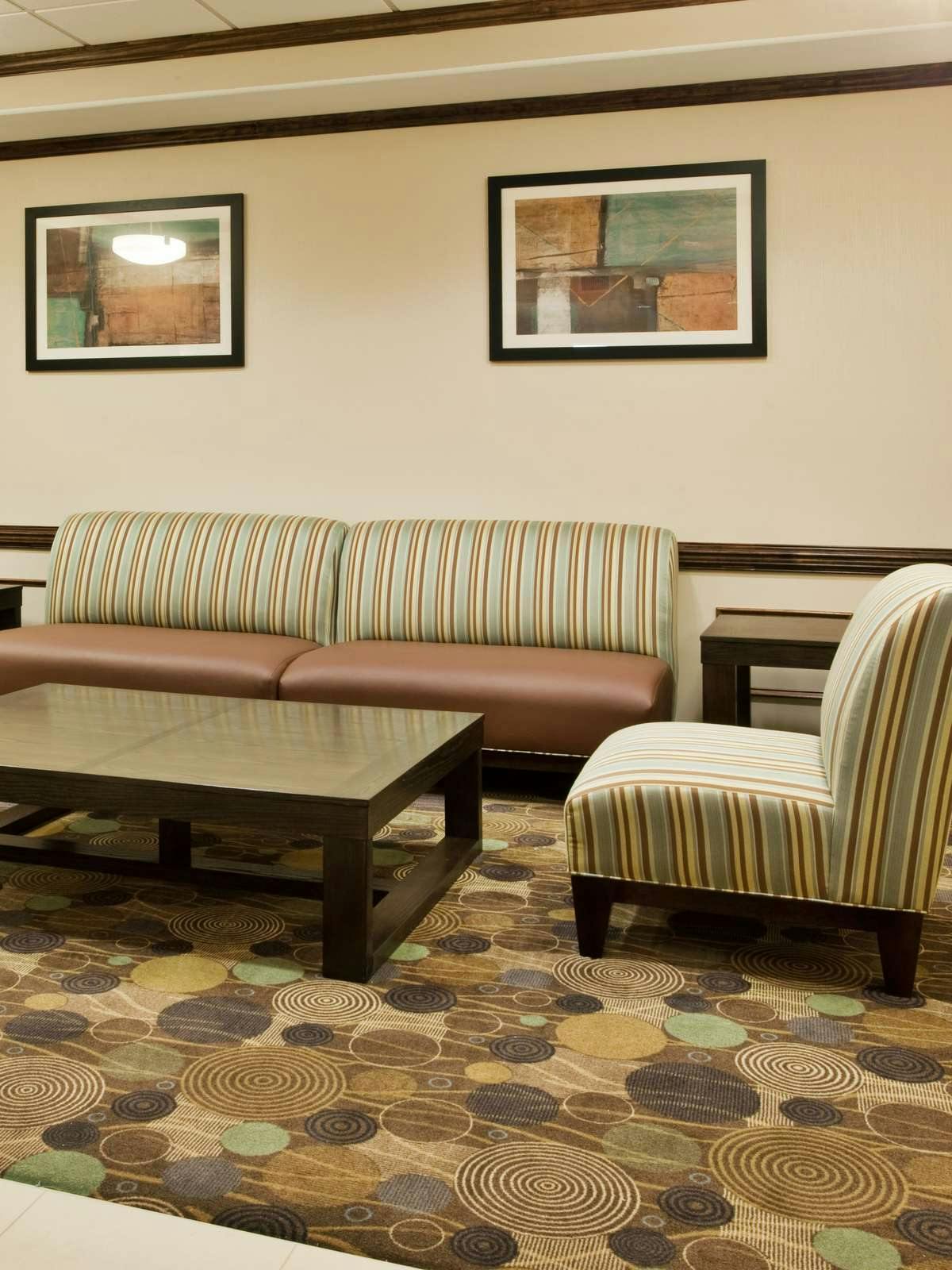 Hotel Holiday Inn Express Hotel & Suites Moultrie photo 3