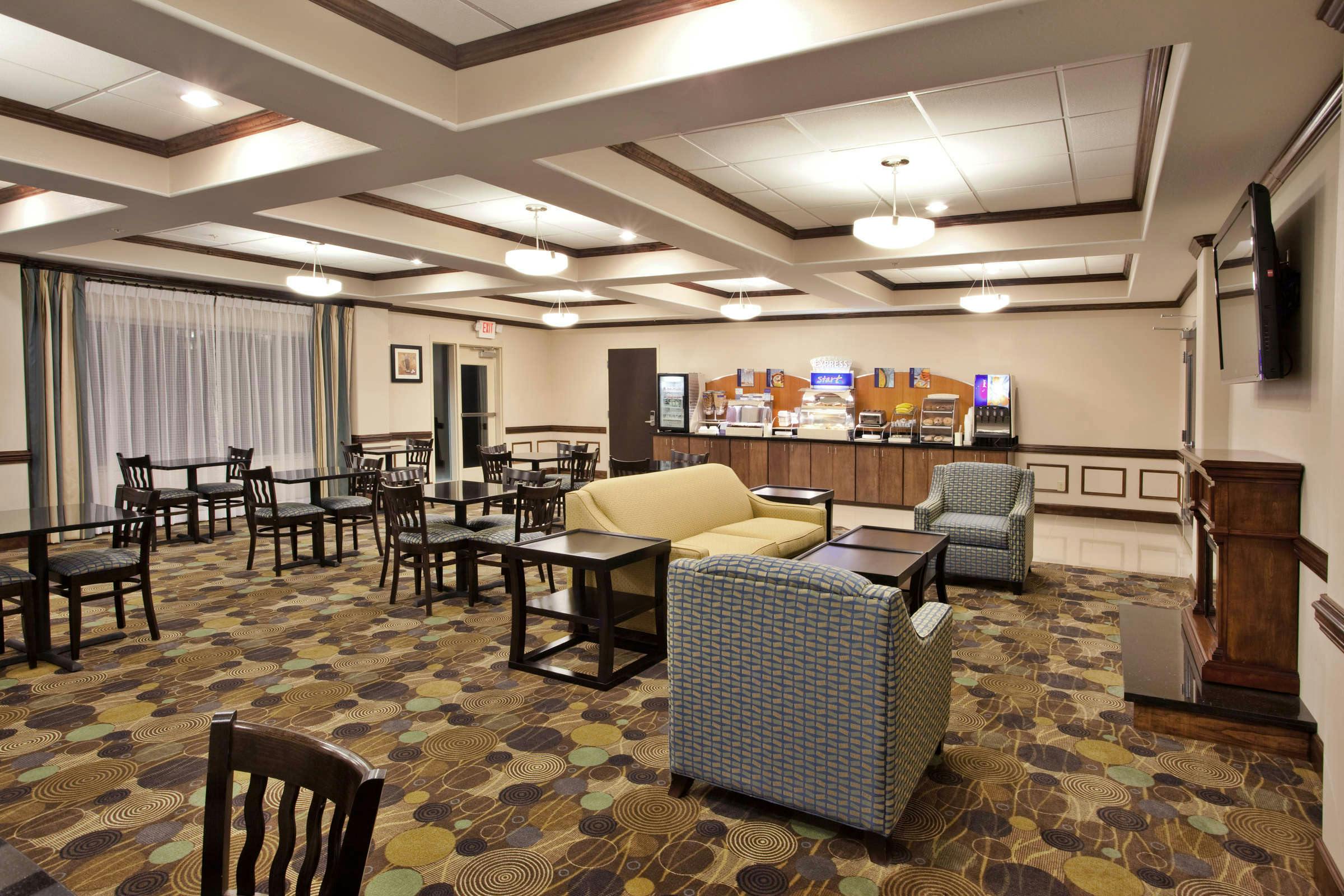 Hotel Holiday Inn Express Hotel & Suites Moultrie photo 5