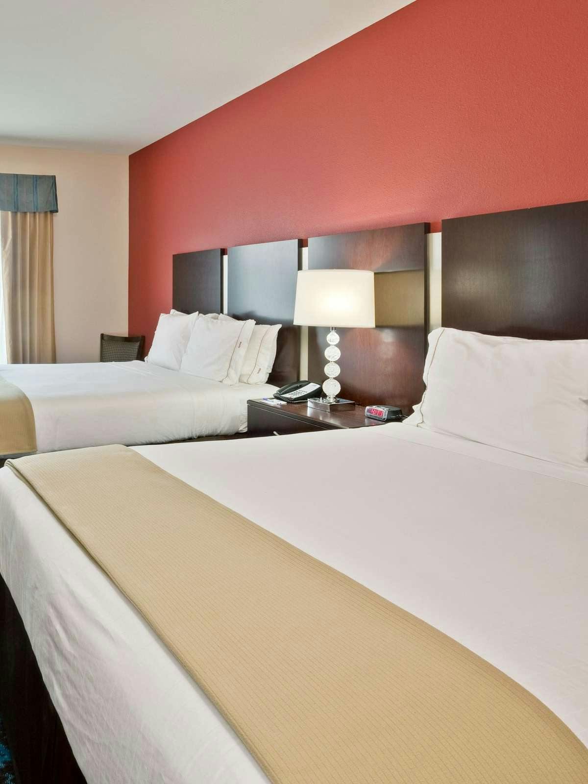 Hotel Holiday Inn Express Hotel & Suites New Philadelphia photo 1