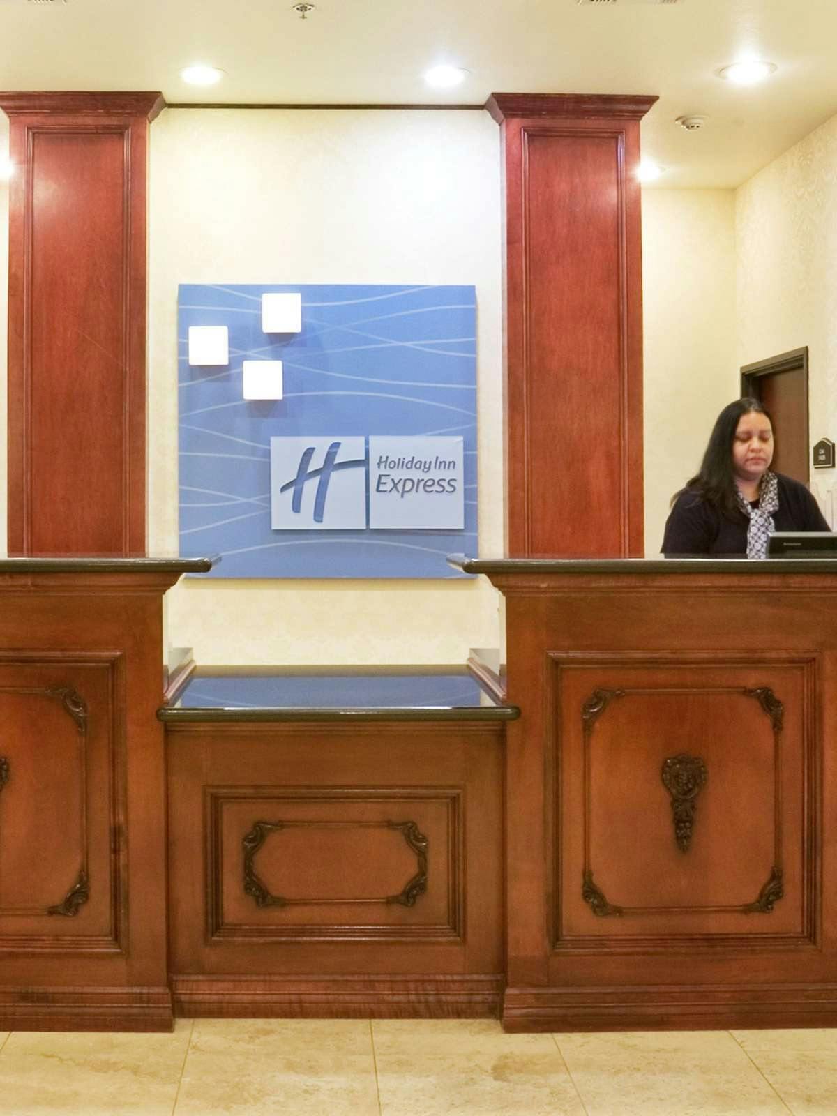 Hotel Holiday Inn Express Hotel & Suites New Boston photo 4