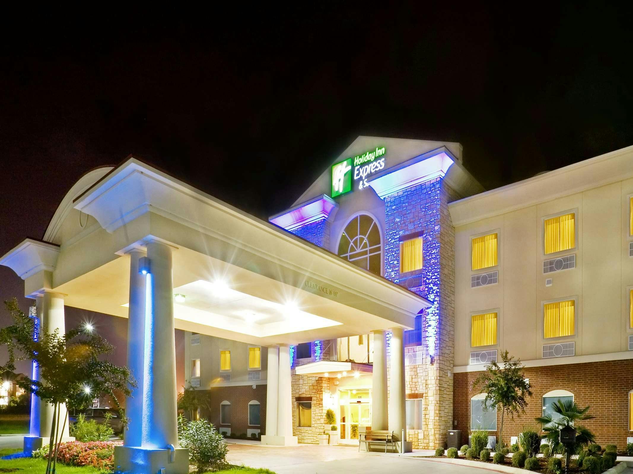 Holiday Inn Express Hotel & Suites New Boston